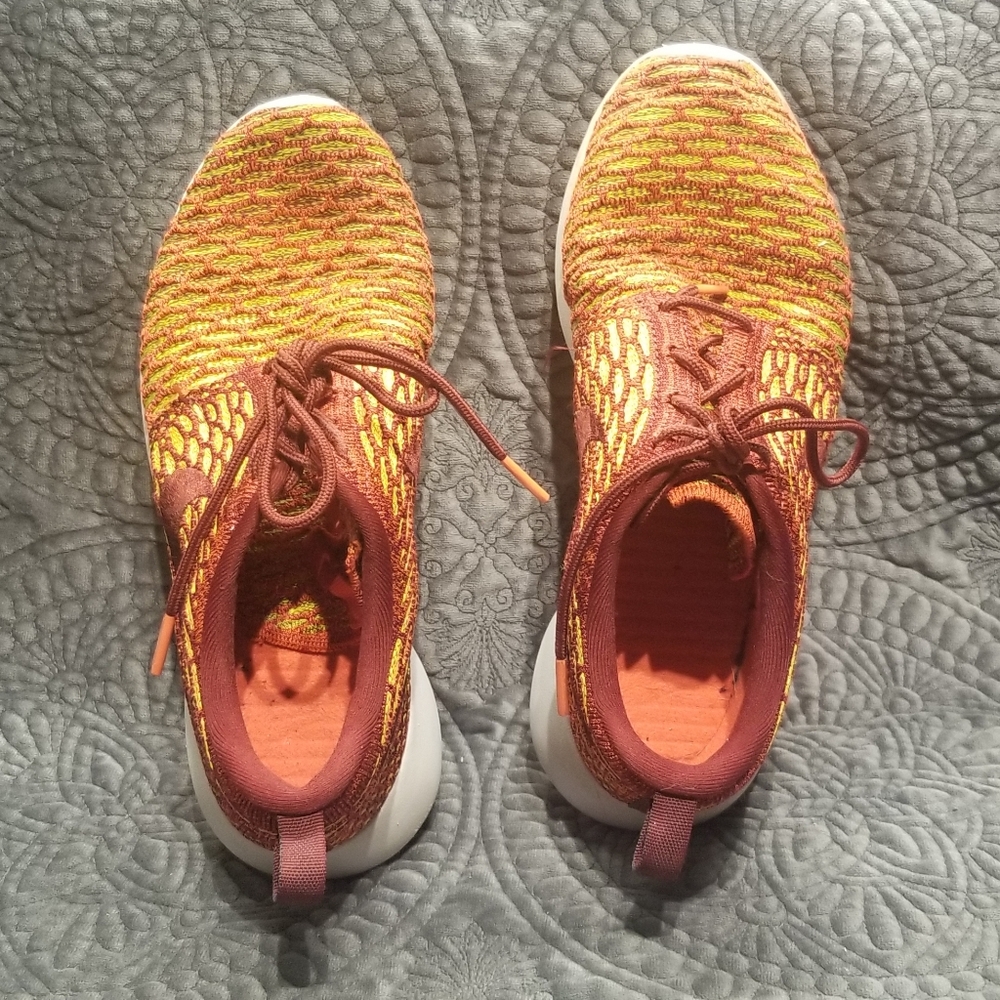 Nike Flyknit Roshe - Picture 2 of 10
